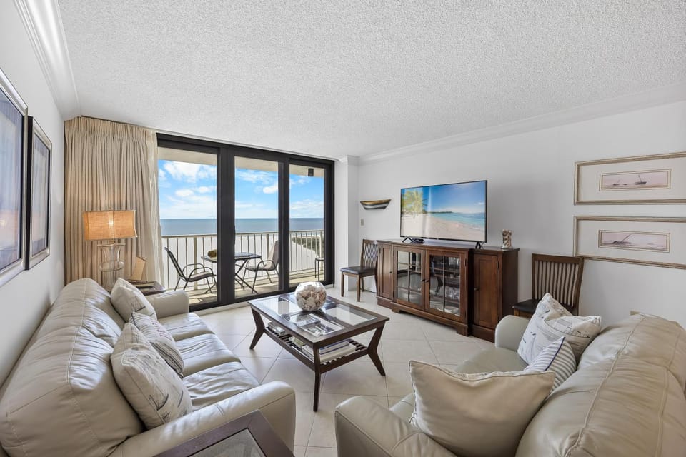 Eye-catching beachfront condo with pool and nice views House in Marco Island