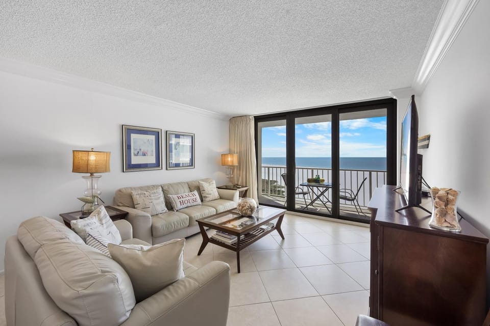 Eye-catching beachfront condo with pool and nice views House in Marco Island