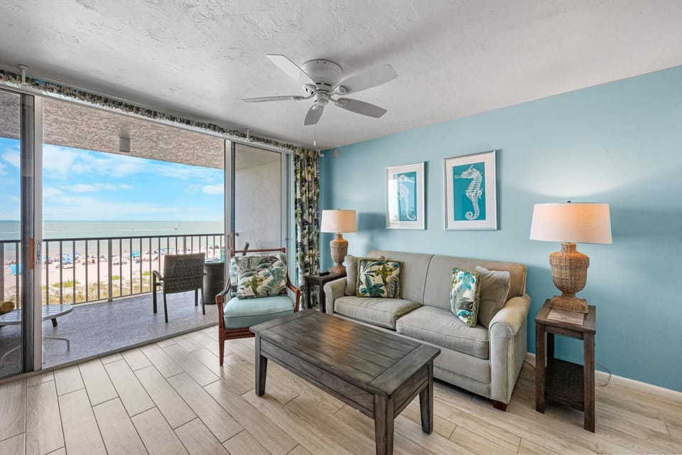 Unique beachfront condo with panoramic beach view House in Marco Island