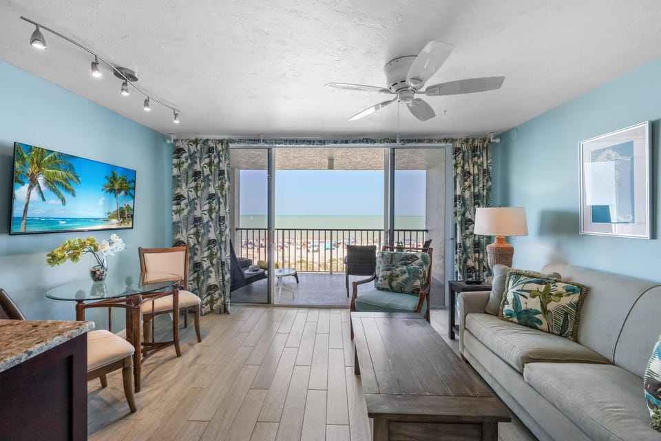 Unique beachfront condo with panoramic beach view House in Marco Island