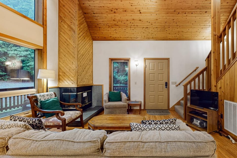 Redwood Rest Getaway - A-Frame with Hot Tub & Deck House in Mendocino