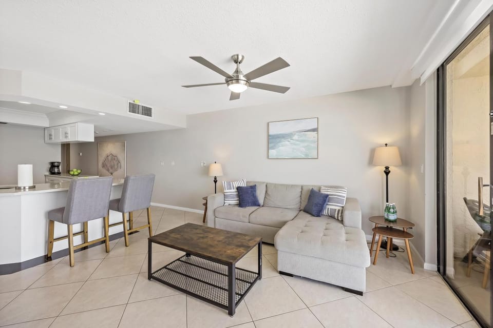 Inviting beachfront condo with pool, spa and views House in Marco Island