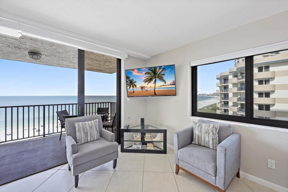 Inviting beachfront condo with pool, spa and views House in Marco Island