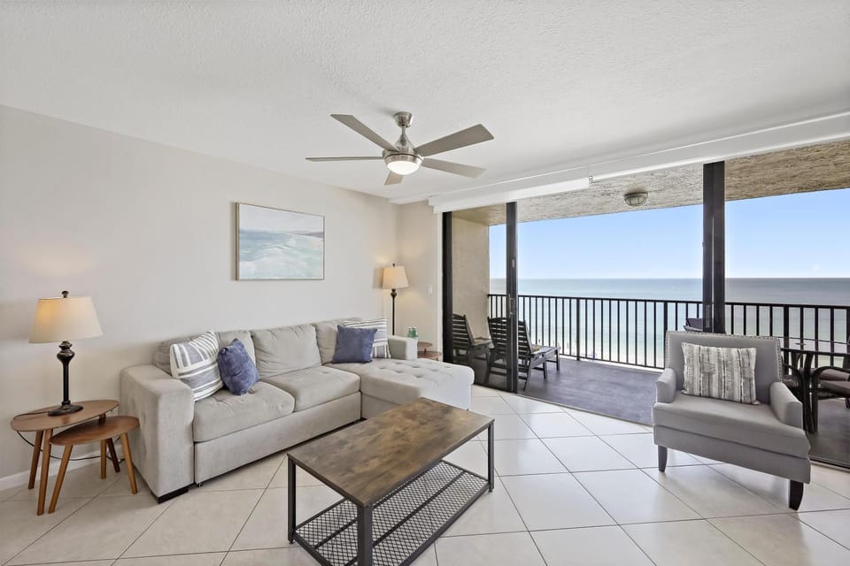 Inviting beachfront condo with pool, spa and views House in Marco Island