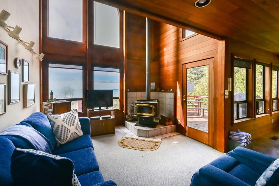 Ocean view home with Fireplace Hot Tub Deck House in Mendocino County