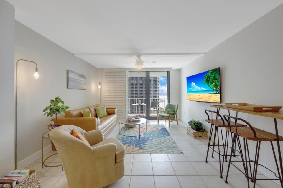 Alluring beachfront condo with pool and ocean views House in Marco Island