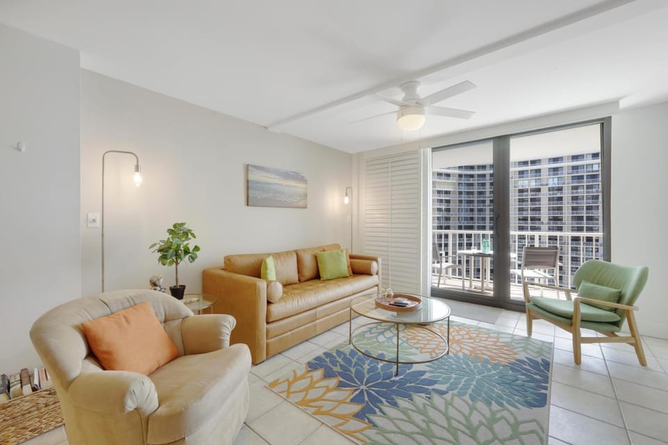 Alluring beachfront condo with pool and ocean views House in Marco Island