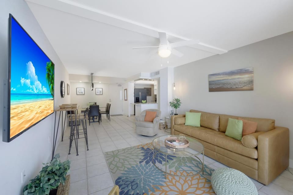 Alluring beachfront condo with pool and ocean views House in Marco Island