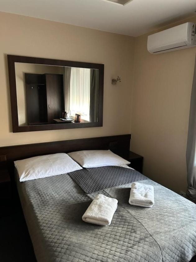 Bed, Photo of the whole room, towels, air conditioner