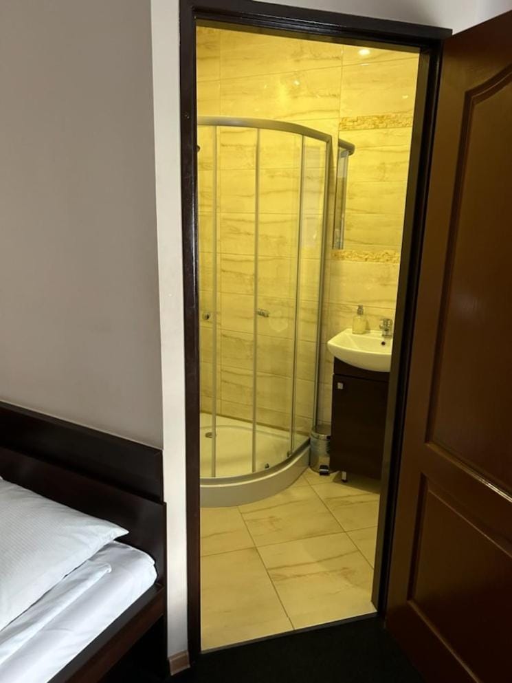 Shower, Toilet, Bathroom, Photo of the whole room, towels