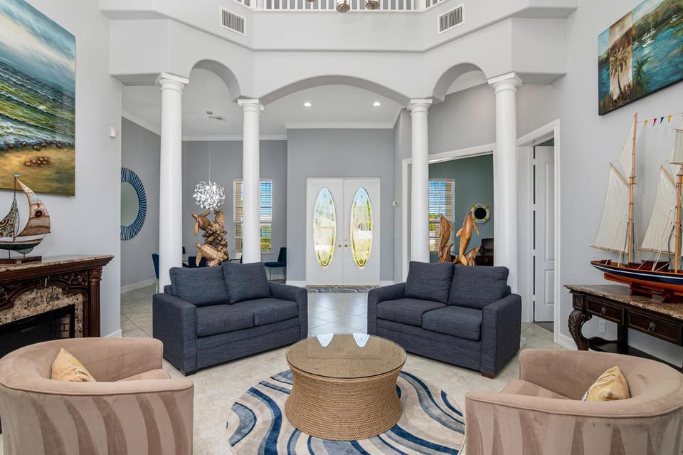 Waterfront home with pool, spa and 2nd floor balcony House in Marco Island