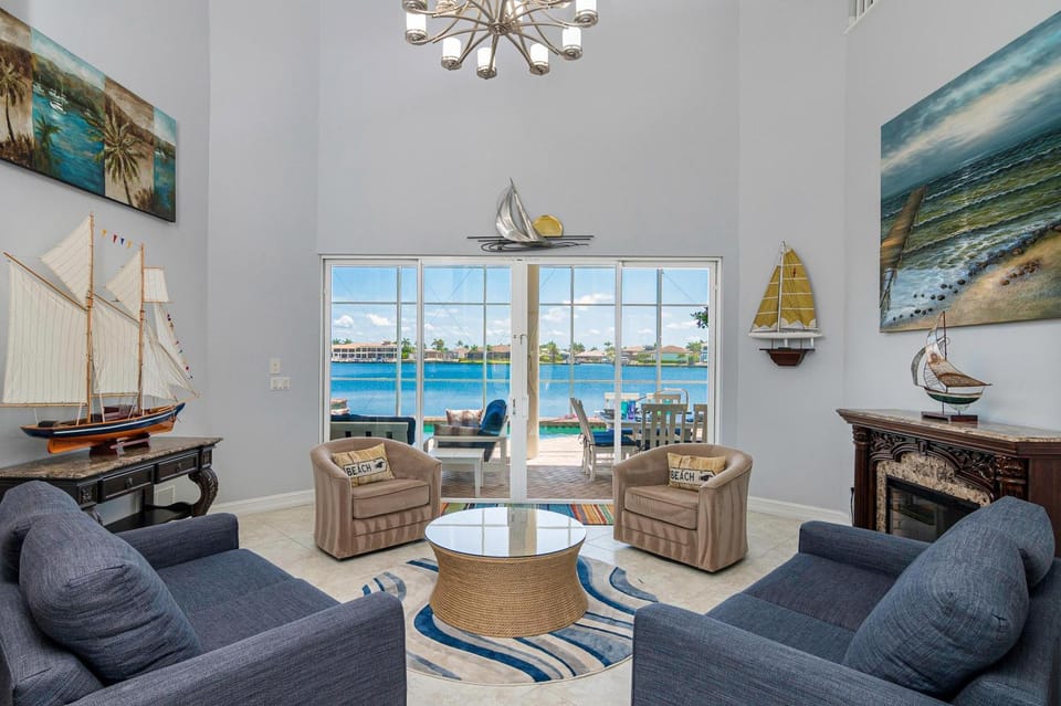 Waterfront home with pool, spa and 2nd floor balcony House in Marco Island