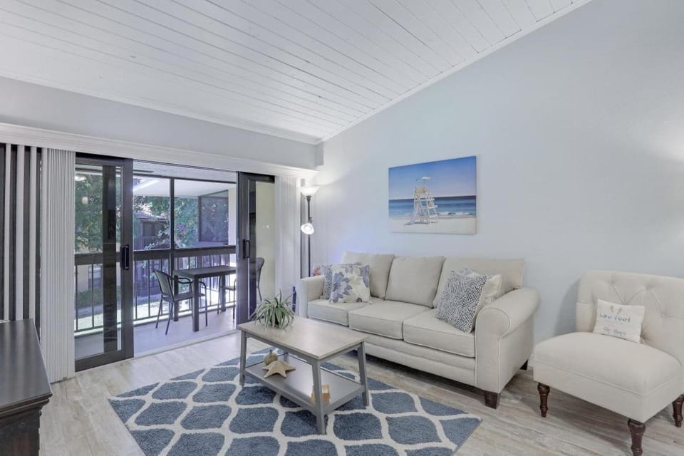 Charming condo with two pools and steps to beach House in Marco Island