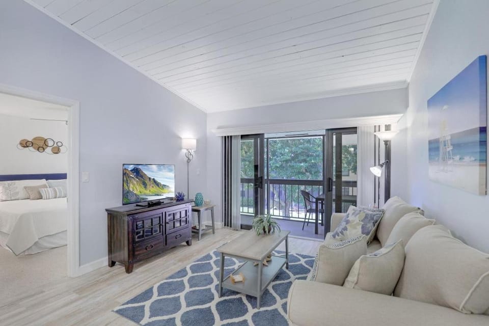 Charming condo with two pools and steps to beach House in Marco Island