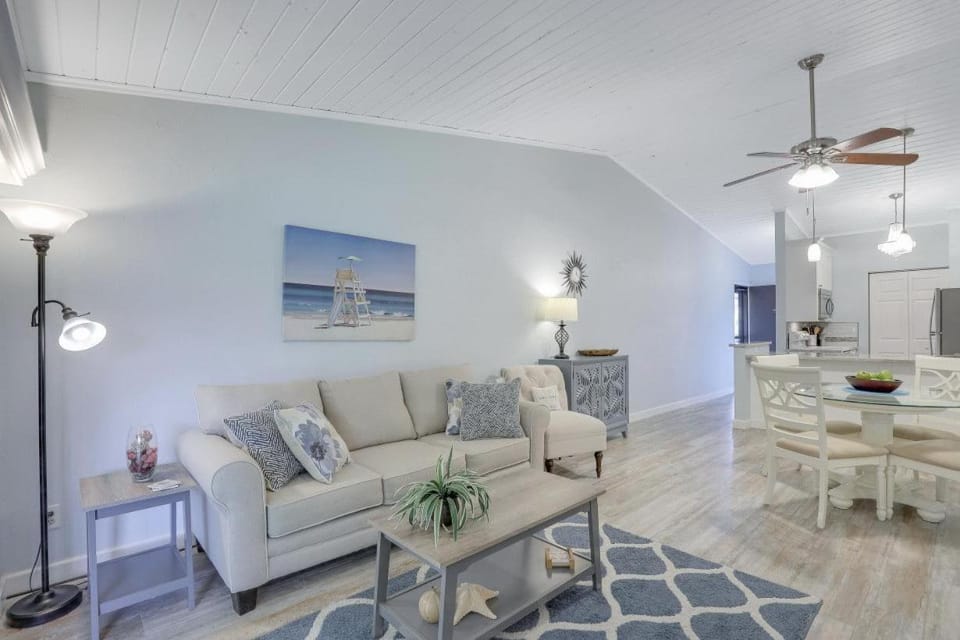 Charming condo with two pools and steps to beach House in Marco Island