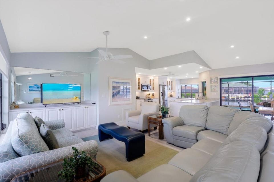 Pet-friendly waterfront home on key lot with view House in Marco Island