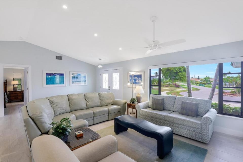 Pet-friendly waterfront home on key lot with view House in Marco Island
