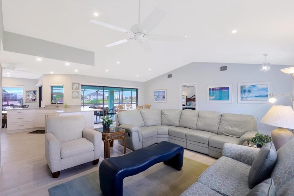 Pet-friendly waterfront home on key lot with view House in Marco Island