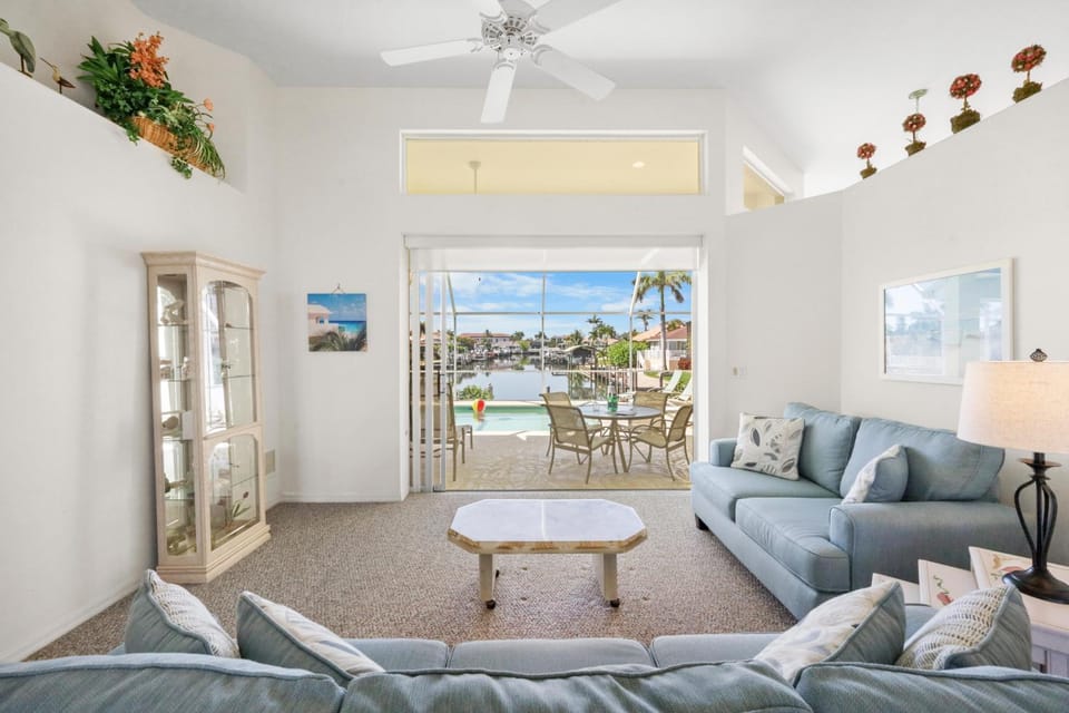 Beautifully maintained waterfront home with pool House in Marco Island