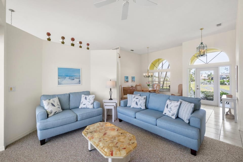 Beautifully maintained waterfront home with pool House in Marco Island