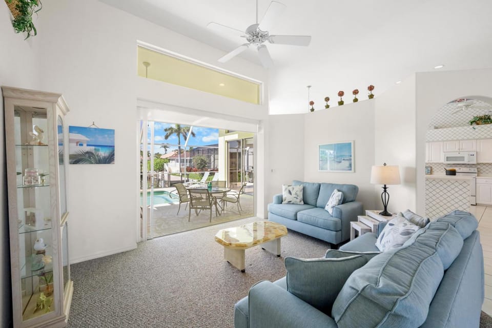 Beautifully maintained waterfront home with pool House in Marco Island