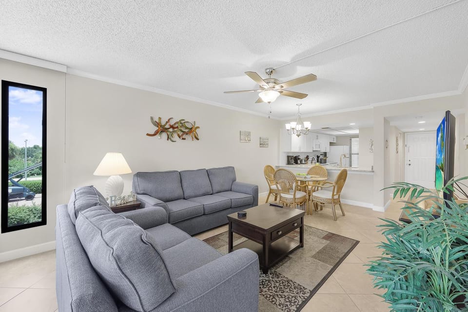 Stylish condo across from South Beach House in Marco Island