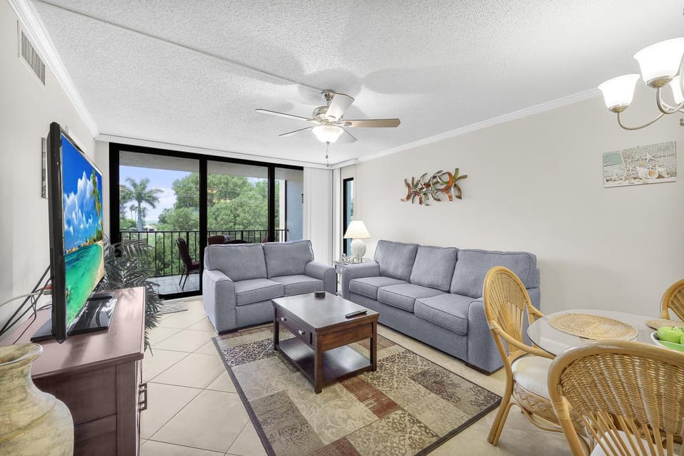 Stylish condo across from South Beach House in Marco Island