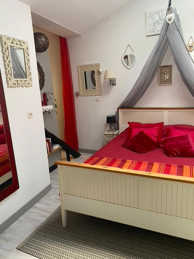 Bed, Photo of the whole room, Bedroom