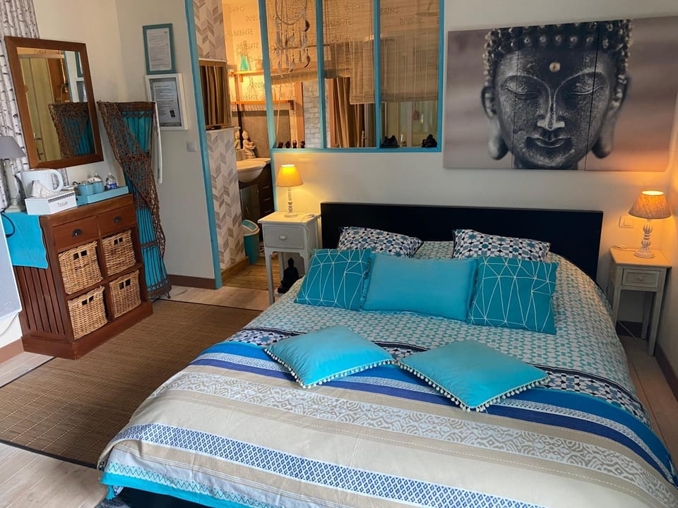 Bed, Photo of the whole room, Bedroom, wardrobe