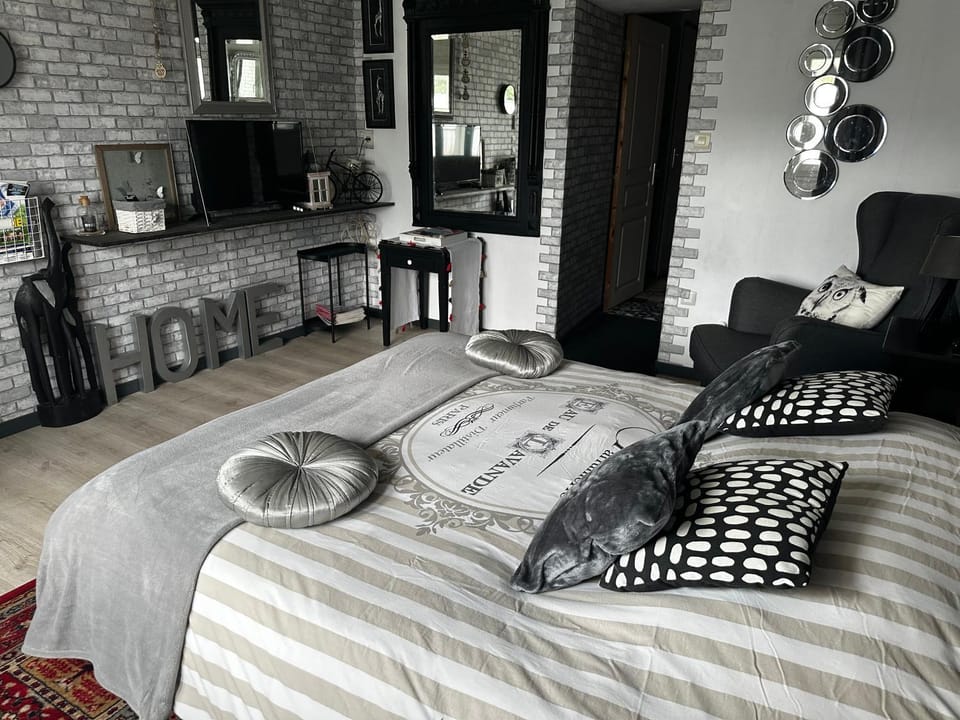 Bed, TV and multimedia, Photo of the whole room, Bedroom
