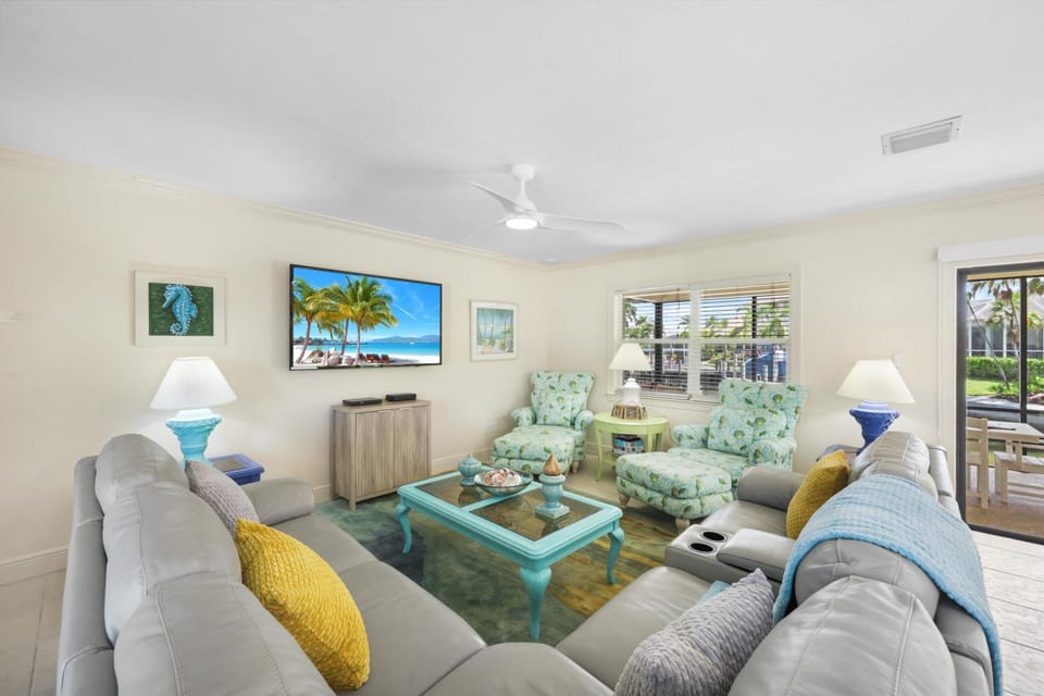 Pet-friendly waterside home with pool/steps to beach House in Marco Island