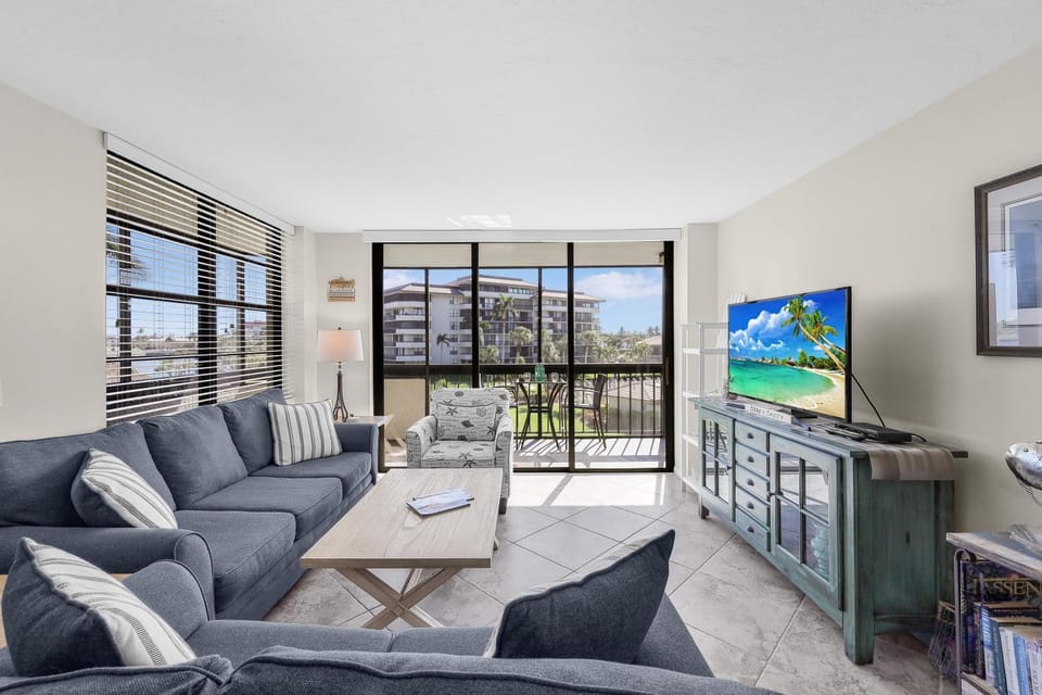 Condo with pool, view of Clam Bay and walk to beach House in Marco Island