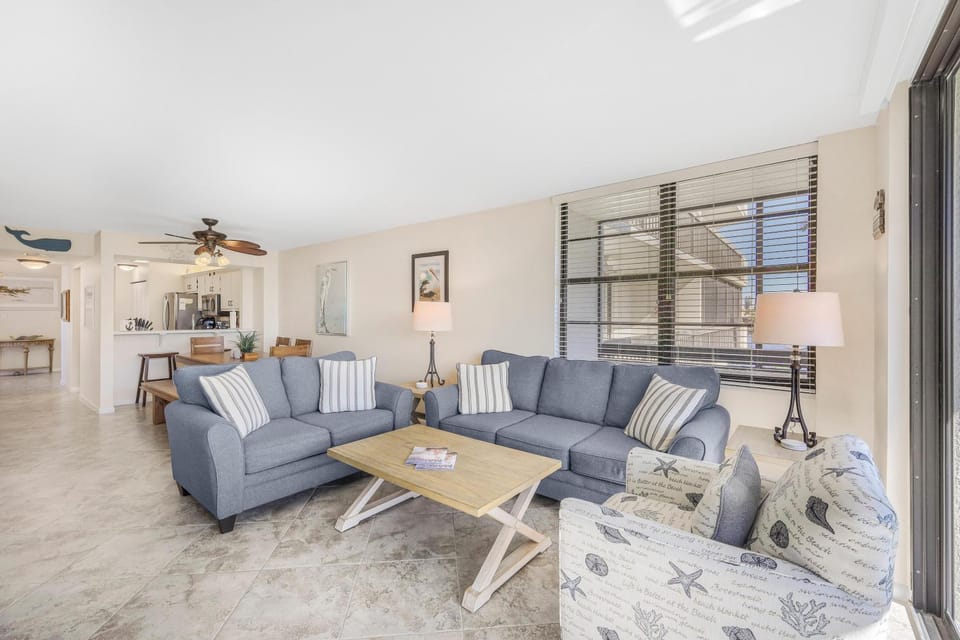 Condo with pool, view of Clam Bay and walk to beach House in Marco Island