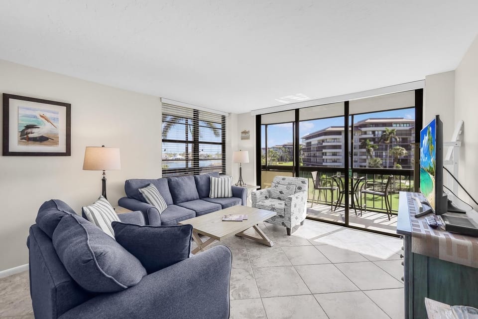 Condo with pool, view of Clam Bay and walk to beach House in Marco Island