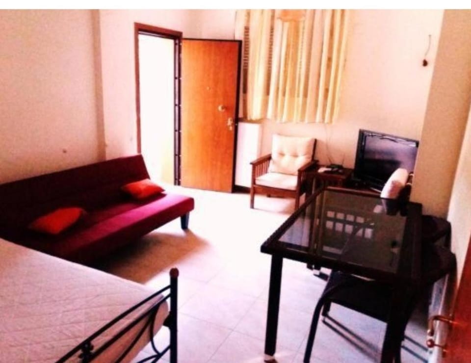 Facade/entrance, Bed, TV and multimedia, Living room, Seating area, Dining area, Bedroom