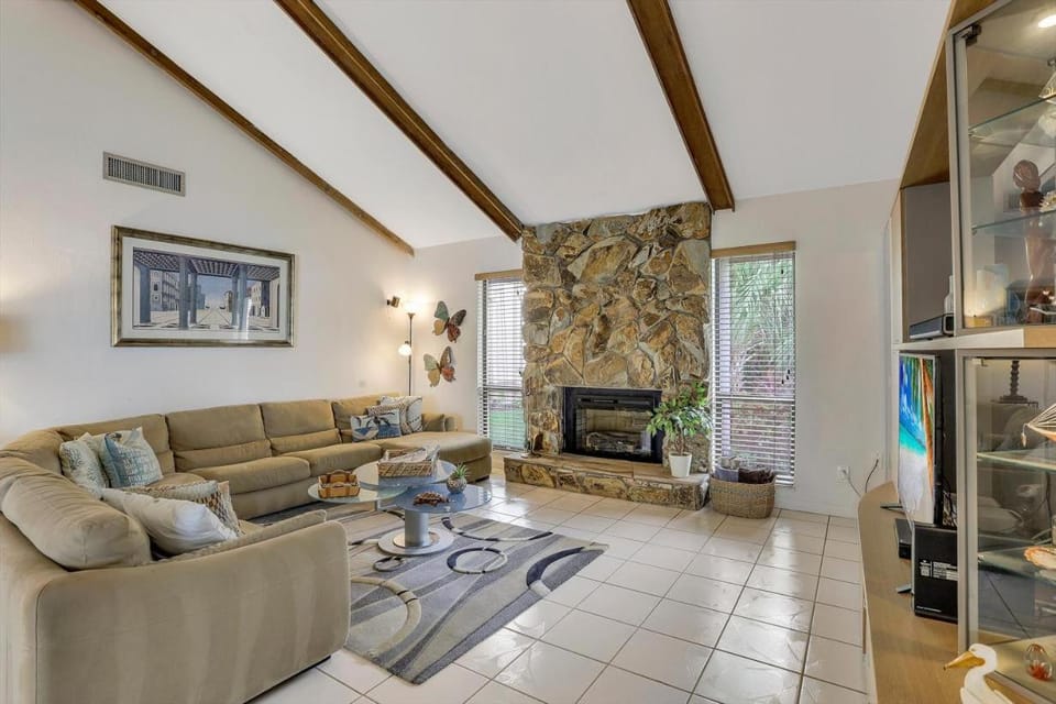 Waterfront home on key lot with pool/view of river House in Marco Island