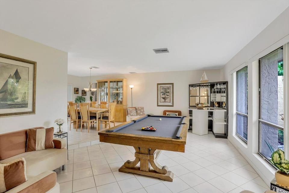 Waterfront home on key lot with pool/view of river House in Marco Island