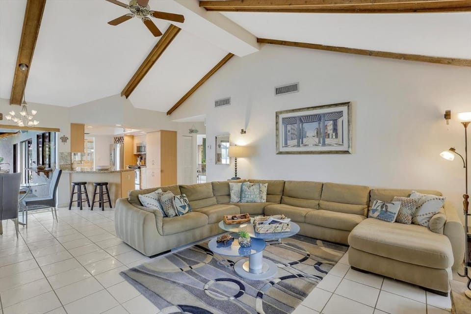 Waterfront home on key lot with pool/view of river House in Marco Island
