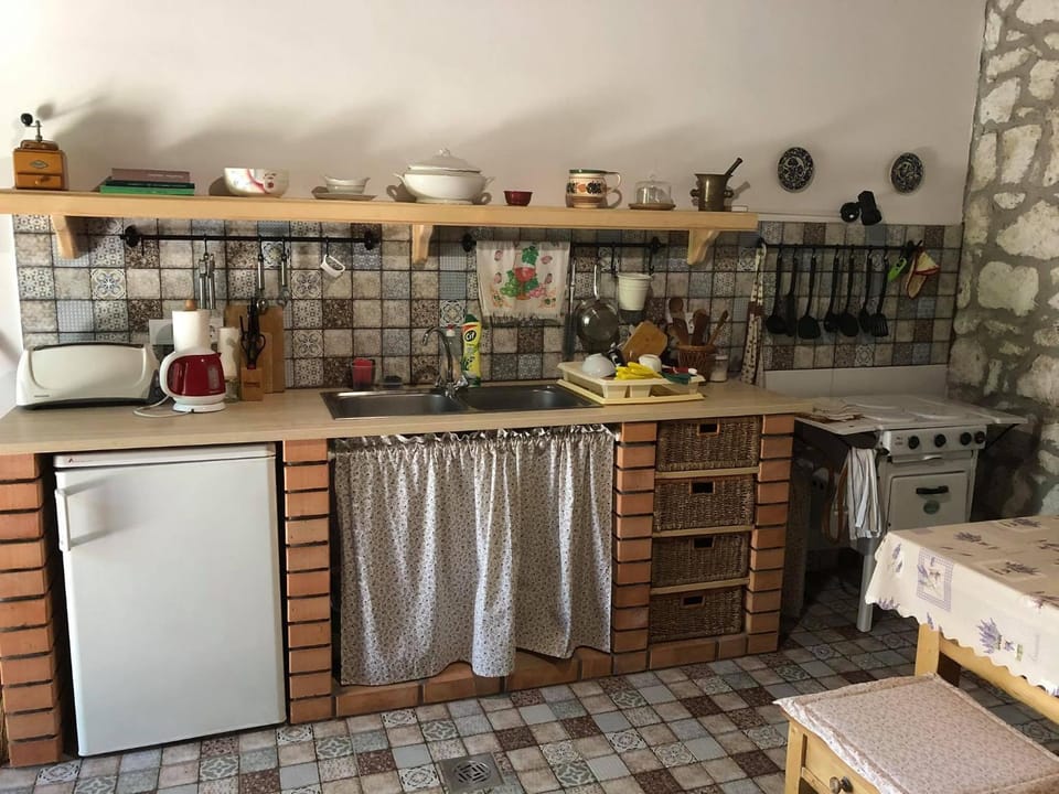 Kitchen or kitchenette, Communal kitchen, oven