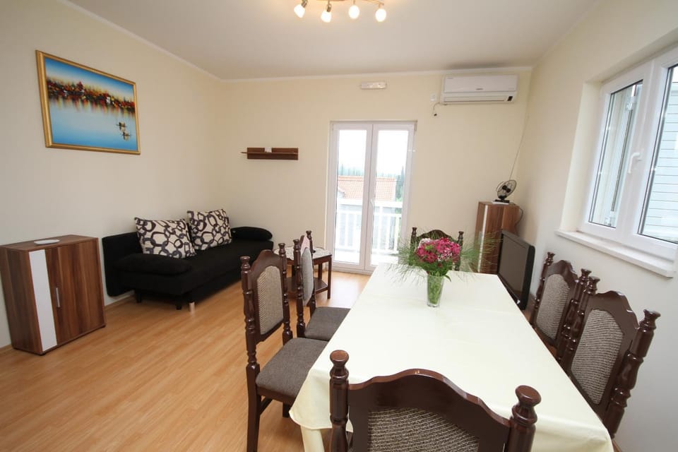 TV and multimedia, Living room, Seating area, Dining area