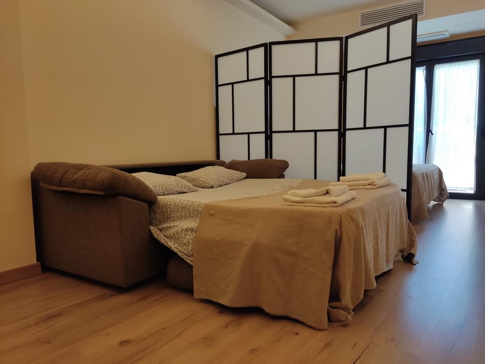 Bed, Photo of the whole room, air conditioner