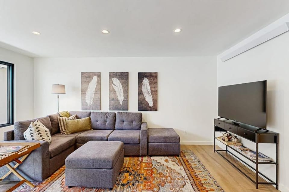 Limelight Base Camp Condo. Ski, bike, & adventure! Apartment in Ketchum