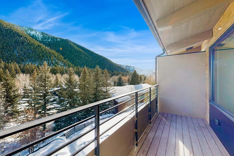 Limelight Base Camp Condo. Ski, bike, & adventure! Apartment in Ketchum