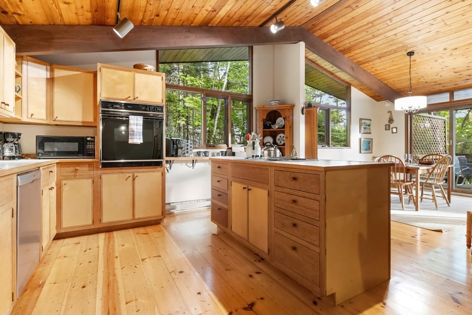 Coffee/tea facilities, Kitchen or kitchenette, Dining area, oven, toaster