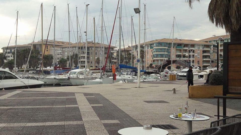 Restaurant/places to eat, Neighbourhood, Shopping Area