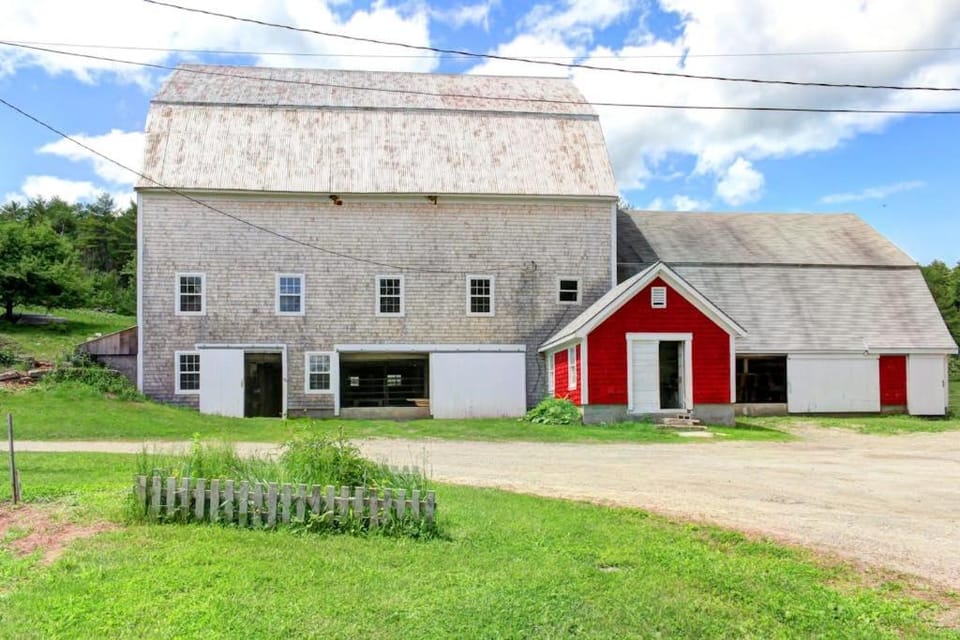 Property building, Nearby landmark, Day, Activities