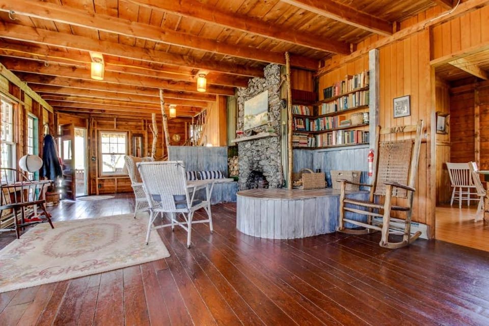 Library, Living room