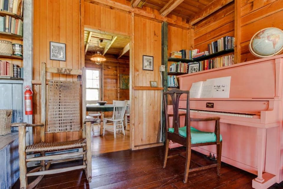 Library, Living room, Seating area