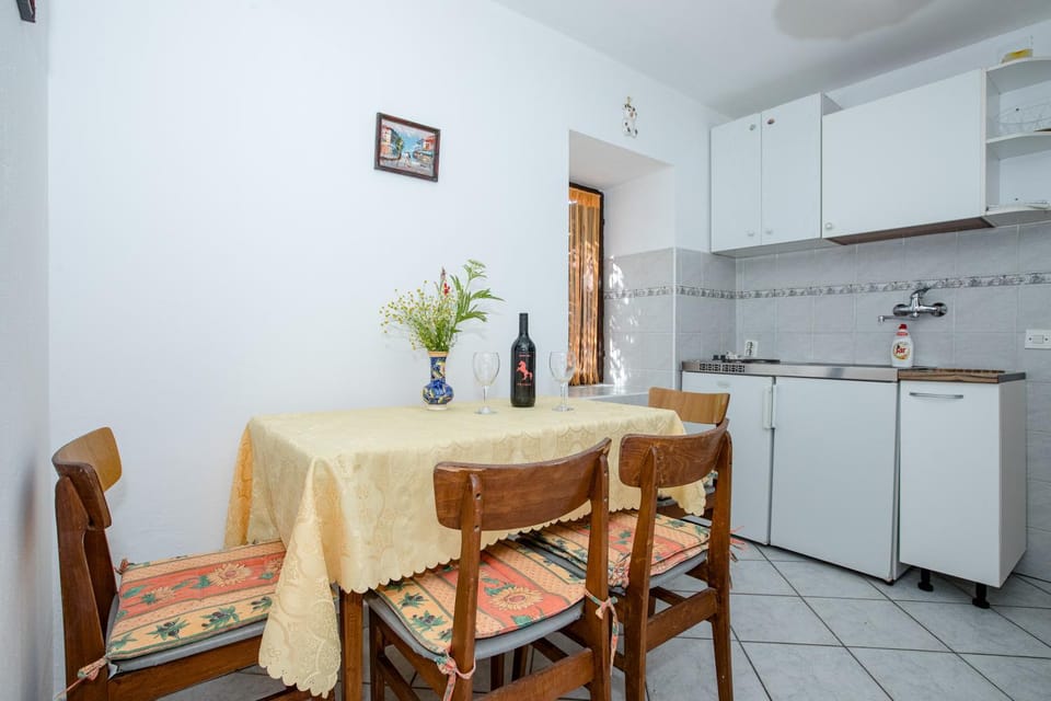 Kitchen or kitchenette, Living room, Seating area, Dining area, pet friendly, stove