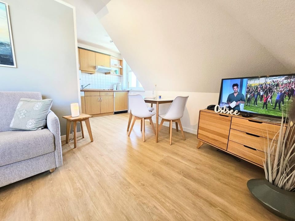 TV and multimedia, Kitchen or kitchenette, Living room, Seating area